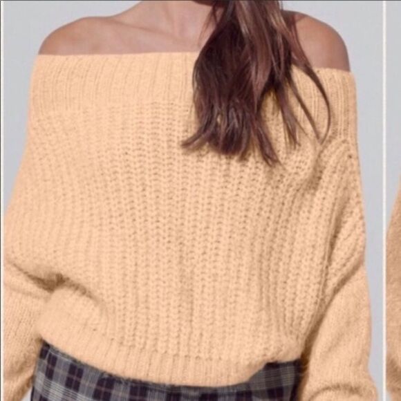 NWOT Casting LA New  Cream Color Off Shoulder Cropped Sweater. - Picture 1 of 10